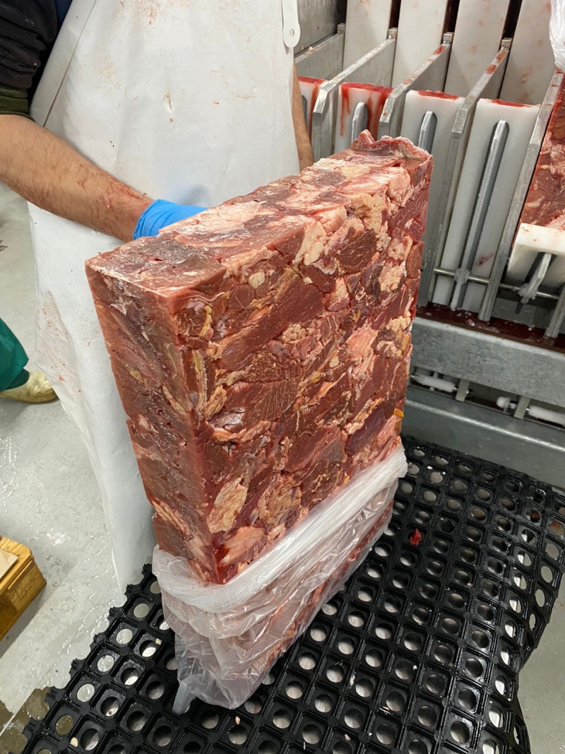 Замороженное мясо говядины б/к (бескостной) купить мелким оптом в Москве по ценам производителя